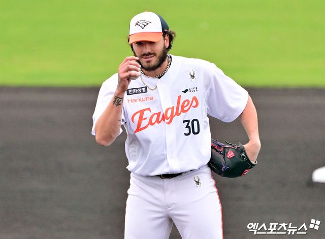 23일 오후 일본 오키나와 이토만 니시자키 야구장에서 열린 한화 이글스와 지바 롯데 마린스의 연습경기, 1회말 한화 선발투수 폰세가 지바 롯데 와다의 도루를 저지한 최재훈에게 감사 인사를 전하고 있다. 엑스포츠뉴스DB