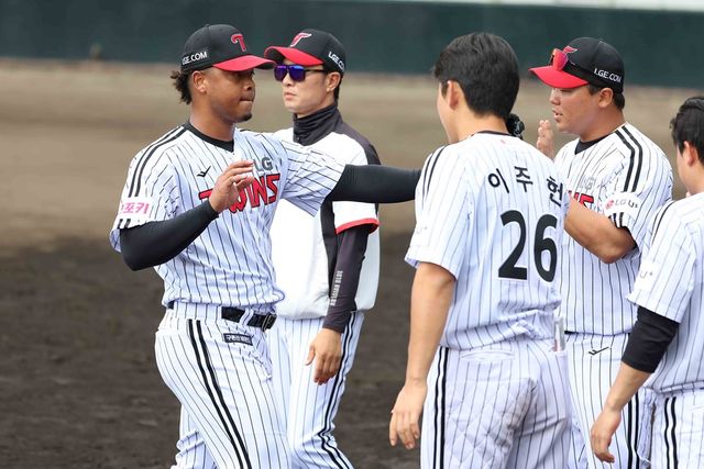 LG 투수 에르난데스(왼쪽)는 2일 기노자구장에서 열린 KT전에 선발 등판했다. 첫 실전 등판부터 2이닝 무실점, 최고 구속 시속 150㎞의 위력적인 투구로 눈길을 끌었다. LG 트윈스