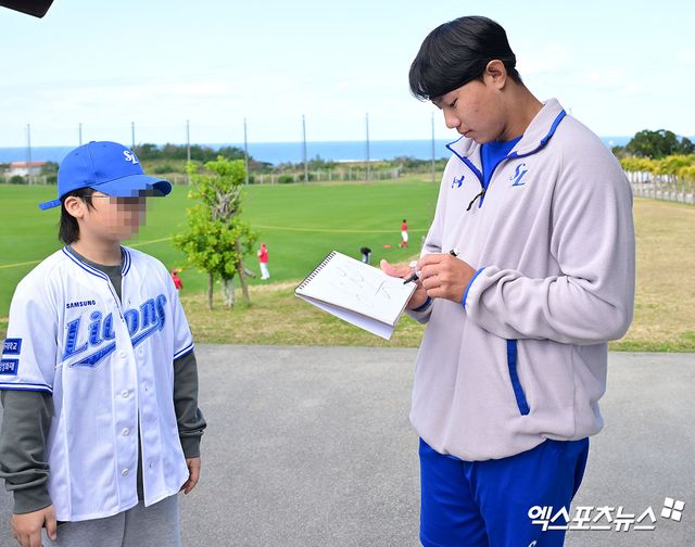삼성 라이온즈 신인투수 배찬승이 일본 오키나와 스프링캠프에서 팬에게 사인해주고 있다. 일본 오키나와, 김한준 기자