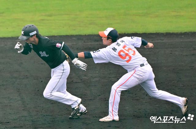 23일 오후 일본 오키나와 이토만 니시자키 야구장에서 열린 한화 이글스와 지바 롯데 마린스의 연습경기, 7회말 1사 2루 한화 황영묵이 런다운에 걸린 주자를 태그 아웃 시키고 있다. 엑스포츠뉴스DB