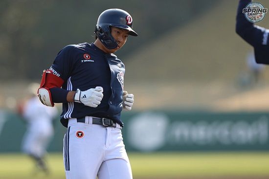 두산 베어스 외야수 김민석이 2025 미야자키 구춘대회 경기를 치르고 있다. 두산 베어스