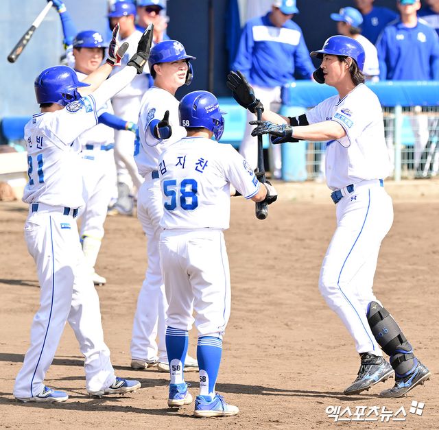 삼성 라이온즈 구자욱(오른쪽)이 2일 일본 오키나와 온나손 아카마 구장에서 열린 KIA 타이거즈와의 연습경기에서 역전 만루 홈런을 친 뒤 동료들과 세리머니하고 있다. 일본 오키나와, 김한준 기자