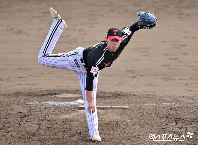 LG 투수 김영우는 2일 기노자구장에서 열린 KT전에 구원 등판했다. 9회초 김민혁에게 2점 홈런을 맞으며 패전 투수가 됐다. 엑스포츠뉴스 DB 