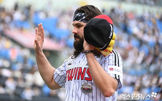 20일 오후 서울 송파구 잠실야구장에서 열린 '2024 신한 SOL Bank KBO리그' 두산 베어스와 LG 트윈스의 경기, 1회초 LG 선발투수 켈리가 공을 힘차게 던지고 있다. 엑스포츠뉴스 DB