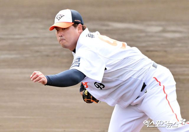 한화 이글스는 2일 일본 오키나와 고친다구장에서 열린 SSG 랜더스와의 연습경기에서 0-19 대패를 당했다. 류현진은 2⅓이닝 7실점(4자책점)을 기록했다. 엑스포츠뉴스DB