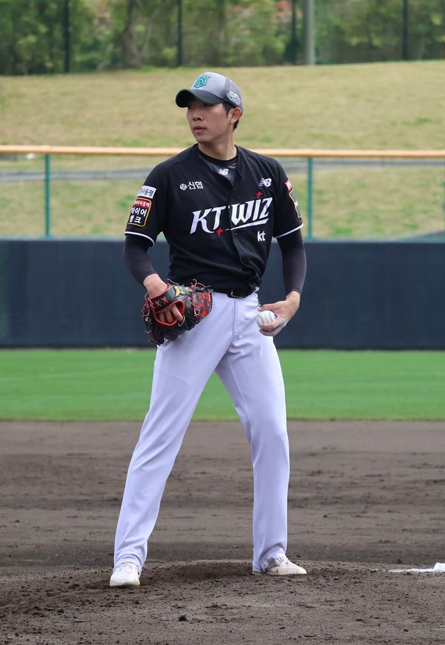 KT 투수 오원석은 2일 기노자구장에서 열린 LG전에서 선발 등판했다. 3이닝 무실점 빼어난 투구로 눈길을 끌었다. KT 위즈
