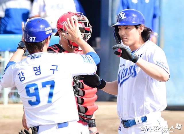 삼성 라이온즈 구자욱이 2일 일본 오키나와 온나손 아카마 구장에서 열린 KIA 타이거즈와의 연습경기에서 역전 만루 홈런을 친 뒤 세리머니하고 있다. 일본 오키나와, 김한준 기자