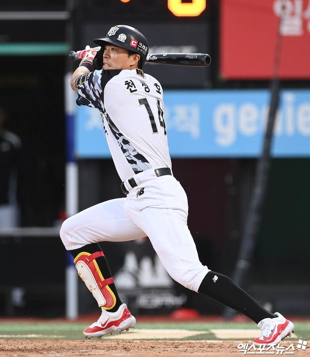 KT 위즈 내야수 천성호가 지난해 정규시즌 경기에서 타격하고 있다. 엑스포츠뉴스 DB