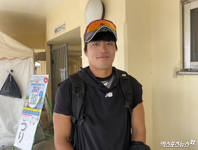 KT 위즈 내야수 천성호가 일본 오키나와 스프링캠프에서 인터뷰를 마친 뒤 기념촬영하고 있다. 일본 오키나와, 최원영 기자