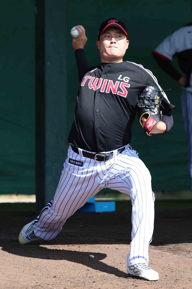 LG 투수 김강률은 2일 기노자 구장에서 열릴 KT전에서 첫선을 보일 예정이다. LG 트윈스