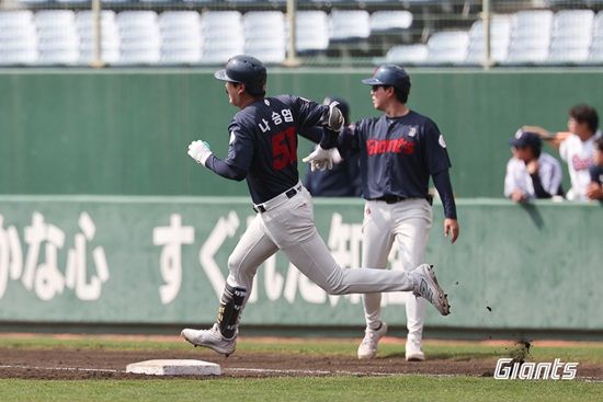 롯데 자이언츠 내야수 나승엽이 2일 두산전에서 백투백 홈런을 쏘아 올렸다. 롯데 자이언츠