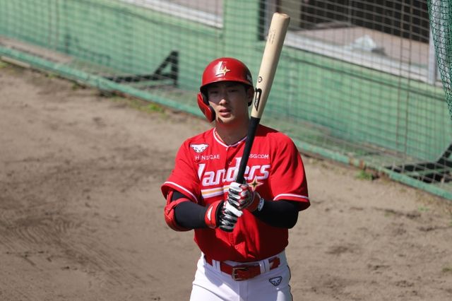 SSG 랜더스가 2일 일본 오키나와 고친다구장에서 열린 한화 이글스와의 연습경기에서 10-0 대승을 거뒀다. 1번타자 최지훈은 3타수 2안타 1득점을 기록했다. SSG 랜더스