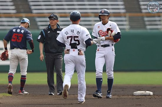 두산 베어스 외야수 김민석이 2일 구춘대회 롯데전에서 처음 친정 팀을 만나 3안타 맹타를 휘두르며 팀 승리를 이끌었다. 