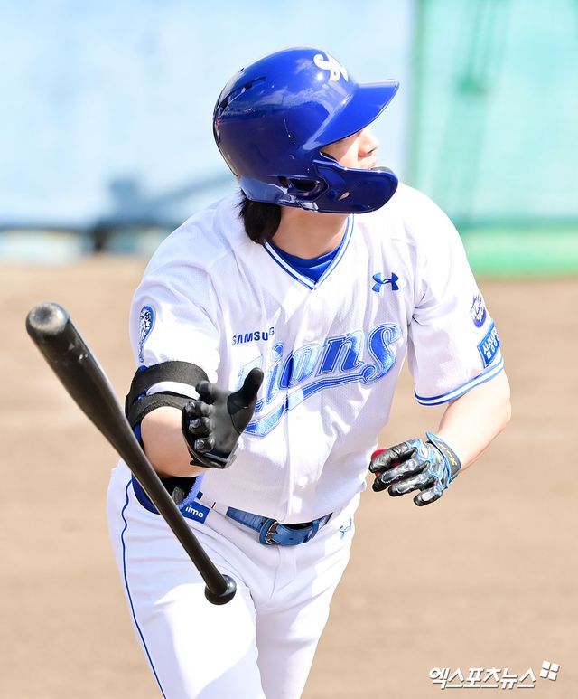 삼성 라이온즈 구자욱이 2일 일본 오키나와 온나손 아카마 구장에서 열린 KIA 타이거즈와의 연습경기에서 역전 만루 홈런을 치고 있다. 일본 오키나와, 김한준 기자