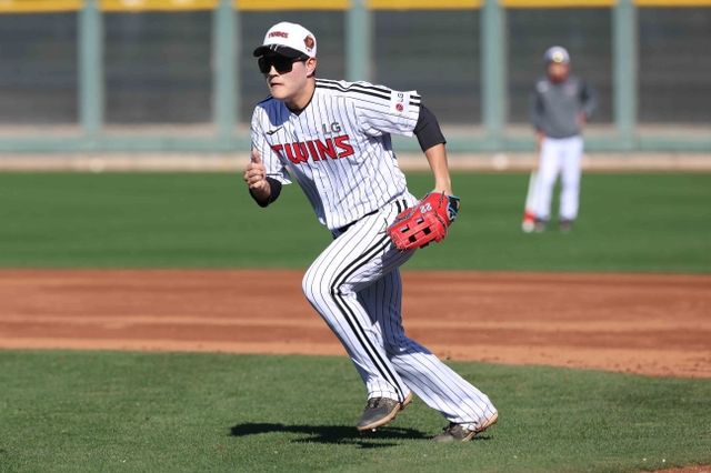 LG 내야수 문정빈은 오키나와 연습경기에서 두각을 드러내고 있다. 공수주에서 눈에 띄는 상승세를 보이며 라인업에 활력을 불어넣고 있다. LG 트윈스