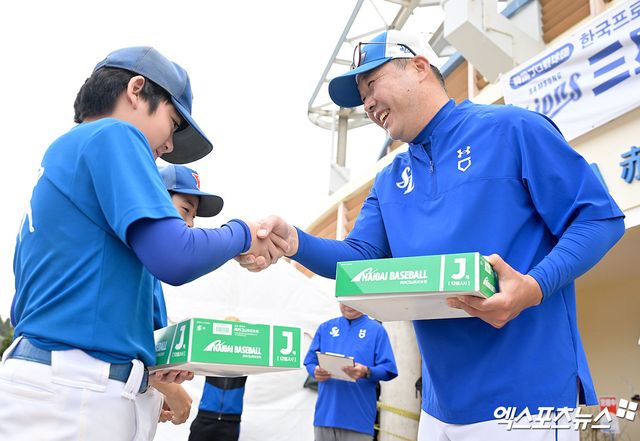 삼성 라이온즈가 2일 일본 오키나와 온나손 아카마 구장에서 온나손 초, 중 야구-소프트볼팀에 연습구를 선물했다. 일본 오키나와, 김한준 기자