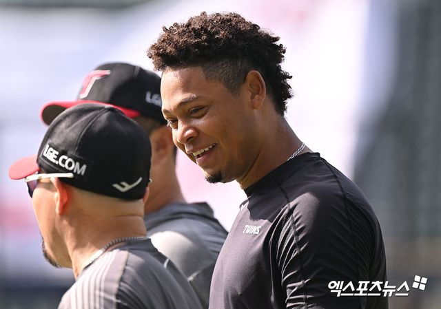 LG 투수 에르난데스는 2일 기노자구장에서 열린 KT전에 선발 등판했다. 첫 실전 등판부터 2이닝 무실점, 최고 구속 시속 150㎞의 위력적인 투구로 눈길을 끌었다. 엑스포츠뉴스 DB