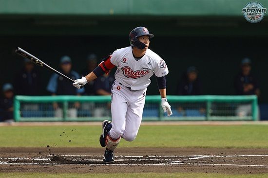 두산 베어스 외야수 김민석이 2일 구춘대회 롯데전에서 처음 친정 팀을 만나 3안타 맹타를 휘두르며 팀 승리를 이끌었다. 