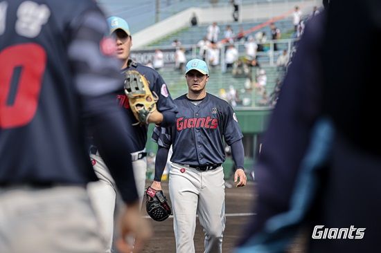 롯데 자이언츠 투수 터커 데이비슨이 지난 1일 지바롯데전에서 선발 등판해 3이닝 2탈삼진 무실점을 기록했다. 롯데 자이언츠