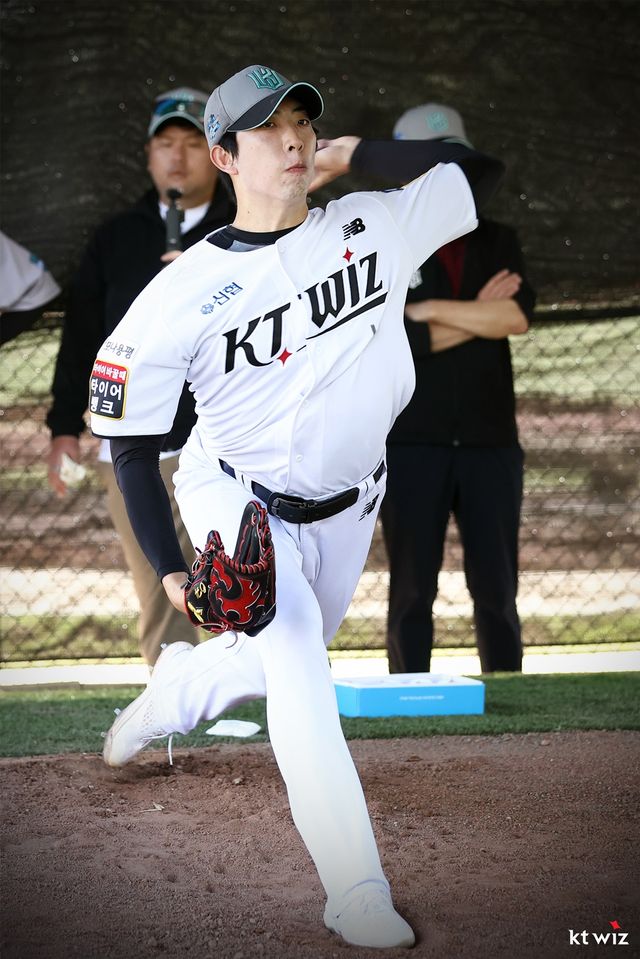 KT 투수 오원석은 2일 기노자구장에서 열린 LG전에서 선발 등판했다. 3이닝 무실점 빼어난 투구로 눈길을 끌었다. KT 위즈