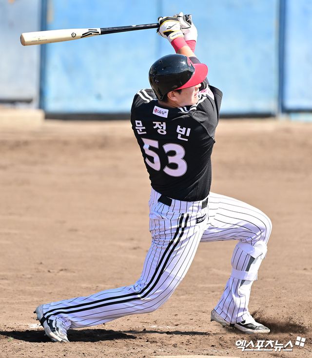 LG 내야수 문정빈은 오키나와 연습경기에서 두각을 드러내고 있다. 공수주에서 눈에 띄는 상승세를 보이며 라인업에 활력을 불어넣고 있다. 오키나와, 김한준 기자