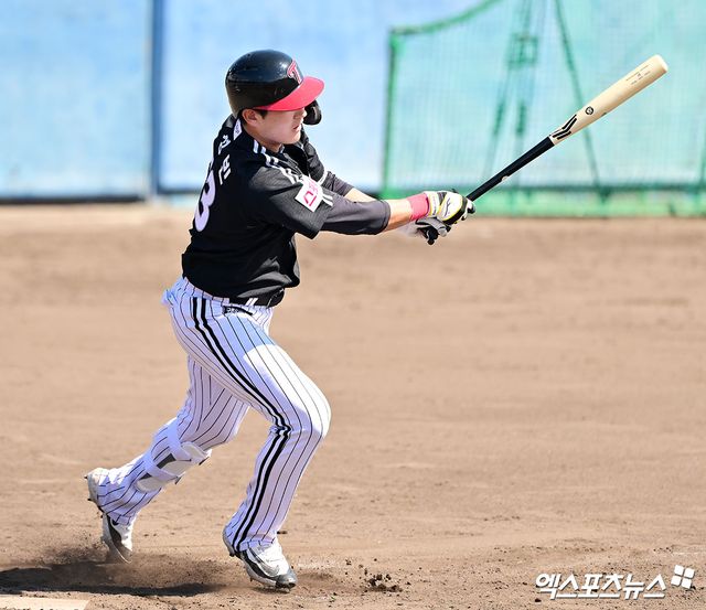 LG 내야수 문정빈은 오키나와 연습경기에서 두각을 드러내고 있다. 공수주에서 눈에 띄는 상승세를 보이며 라인업에 활력을 불어넣고 있다. 오키나와, 김한준 기자