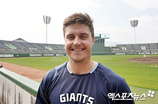 롯데 자이언츠 투수 터커 데이비슨이 지난 1일 지바롯데전에서 선발 등판해 3이닝 2탈삼진 무실점을 기록했다. 미야자키, 김근한 기자