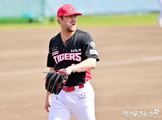 KIA 타이거즈 제임스 네일이 2일 일본 오키나와 온나손 아카마 구장에서 열린 삼성 라이온즈와의 연습경기에서 구자욱에게 만루홈런을 맞은 뒤 아쉬워하고 있다. 일본 오키나와, 김한준 기자