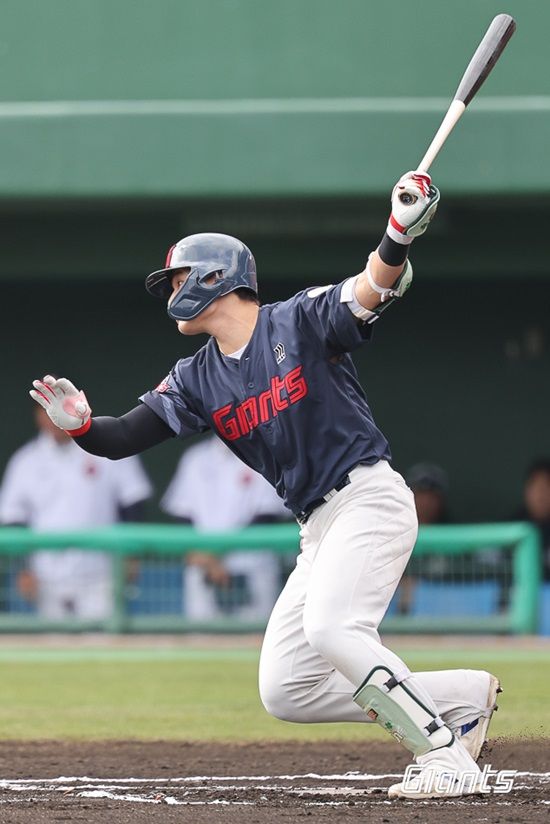 롯데 자이언츠 외야수 윤동희가 2일 두산전에서 2회 초 2점 홈런을 쏘아 올렸다. 롯데 자이언츠