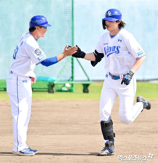 삼성 라이온즈 구자욱이 2일 일본 오키나와 온나손 아카마 구장에서 열린 KIA 타이거즈와의 연습경기에서 역전 만루 홈런을 친 뒤 베이스를 돌고 있다. 일본 오키나와, 김한준 기자