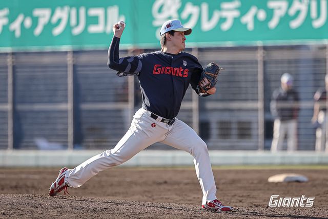 롯데 자이언츠 투수 김원중이 2025 미야자키 구춘대회 경기에 등판해 투구하고 있다. 롯데 자이언츠