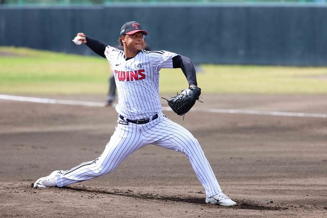 LG 투수 에르난데스는 2일 기노자구장에서 열린 KT전에 선발 등판했다. 첫 실전 등판부터 2이닝 무실점, 최고 구속 시속 150㎞의 위력적인 투구로 눈길을 끌었다. LG 트윈스