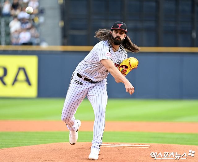 20일 오후 서울 송파구 잠실야구장에서 열린 '2024 신한 SOL Bank KBO리그' 두산 베어스와 LG 트윈스의 경기, 1회초 LG 선발투수 켈리가 공을 힘차게 던지고 있다. 엑스포츠뉴스 DB