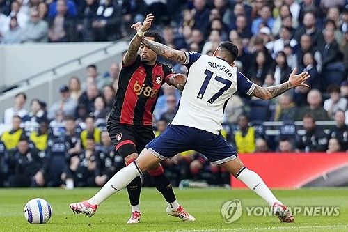 토트넘 홋스퍼 부주장 크리스티안 로메로가 다시 레알 마드리드 이적설에 휩싸였다. 스페인에서는 로메로 대신 다른 수비수들을 명단에 올렸지만, 영국에서는 토트넘과 재계약 협상이 이루어지지 않으면 스페인으로 떠날 수 있다고 보도하고 나섰다. 연합뉴스