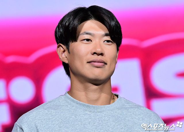 키움 주장 송성문(사진)은 20일 서울 송파구 잠실동 롯데호텔 월드에서 열린 2025 신한 SOL Bank KBO 미디어데이 & 팬페스트에 참석했다. 메이저리그 도전에 나선 다저스 내야수 김혜성의 공백을 최소화로 하리라 힘찬 각오를 밝혔다. 잠실, 김한준 기자