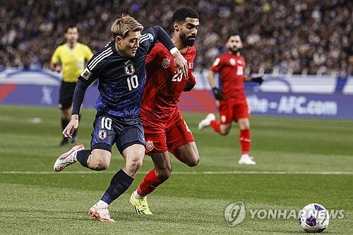 일본 축구대표팀은 20일(한국시간) 일본 사이타마에 위치한 사이타마 스타디움 2002에서 열린 바레인과의 2026 국제축구연맹(FIFA) 북중미 월드컵 아시아 지역 3차 예선 C조 7차전에서 후반 21분 가마다 다이치의 선제골과 후반 42분 구보 다케후사의 추가골에 힘입어 2-0 승리를 거뒀다. 이날 승리로 일본은 잔여 일정 결과와 상관 없이 최소 C조 2위를 확보하면서 월드컵 본선 진출 티켓을 거머쥐었다. 이로써 8회 연속 월드컵 본선 진출에 성공했을 뿐만 아니라 가장 먼저 2026 북중미 월드컵 본선행을 확정 지은 팀이 됐다. 연합뉴스