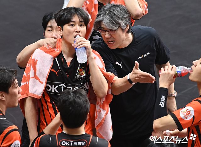 2일 오후 경기도 안산 상록수체육관에서 열린 ‘도드람 2023-2024 V-리그’ OK금융그룹과 대한항공의 챔피언 결정전 3차전, OK금융그룹 오기노 감독이 작전 지시를 하고 있다. 엑스포츠뉴스 DB