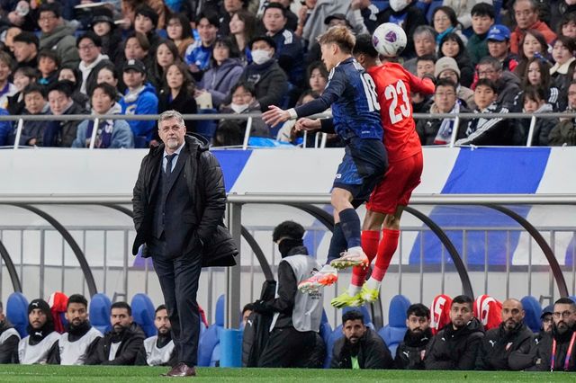 드라간 탈라지치(왼쪽) 바레인 축구 국가대표팀 감독이 20일 (한국시간) 일본 사이타마에 위치한 사이타마 스타디움 2002에서 열린 2026 FIFA 북중미 월드컵(캐나다·미국·멕시코 공동 개최) 아시아 지역 3차 예선 C조 7차전을 지켜보고 있다. 사진 연합뉴스