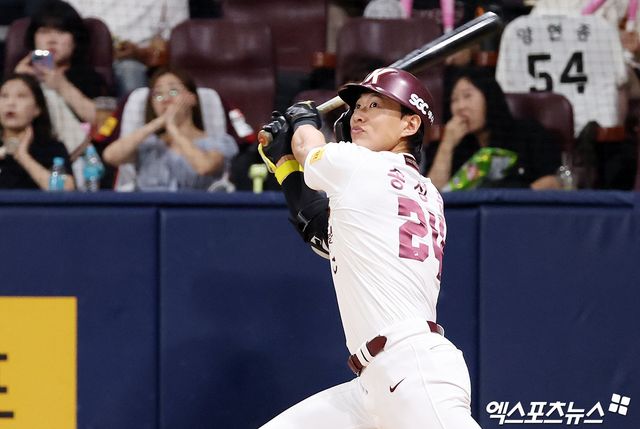 키움 주장 송성문(사진)은 20일 서울 송파구 잠실동 롯데호텔 월드에서 열린 2025 신한 SOL Bank KBO 미디어데이 & 팬페스트에 참석했다. 메이저리그 도전에 나선 다저스 내야수 김혜성의 공백을 최소화로 하리라 힘찬 각오를 밝혔다. 엑스포츠뉴스 DB