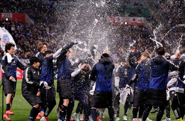 일본 축구대표팀은 20일(한국시간) 일본 사이타마에 위치한 사이타마 스타디움 2002에서 열린 바레인과의 2026 국제축구연맹(FIFA) 북중미 월드컵 아시아 지역 3차 예선 C조 7차전에서 후반 21분 가마다 다이치의 선제골과 후반 42분 구보 다케후사의 추가골에 힘입어 2-0 승리를 거뒀다. 이날 승리로 일본은 잔여 일정 결과와 상관 없이 최소 C조 2위를 확보하면서 월드컵 본선 진출 티켓을 거머쥐었다. 이로써 8회 연속 월드컵 본선 진출에 성공했을 뿐만 아니라 가장 먼저 2026 북중미 월드컵 본선행을 확정 지은 팀이 됐다. 연합뉴스