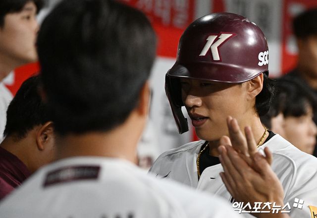 키움 주장 송성문(사진)은 20일 서울 송파구 잠실동 롯데호텔 월드에서 열린 2025 신한 SOL Bank KBO 미디어데이 & 팬페스트에 참석했다. 메이저리그 도전에 나선 다저스 내야수 김혜성의 공백을 최소화로 하리라 힘찬 각오를 밝혔다. 엑스포츠뉴스 DB