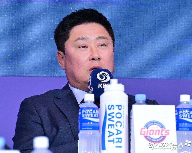 20일 오후 서울 송파구 롯데호텔 월드에서 열린 ‘2025 신한 SOL Bank KBO 미디어데이 & 팬페스트', 롯데 김태형 감독이 출사표를 말하고 있다. 잠실, 김한준 기자