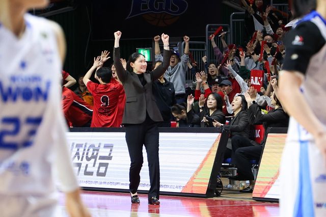 박정은 감독이 이끄는 여자프로농구 부산 BNK가 20일 부산 사직체육관에서 열린 우리은행과의 하나은행 2024-2025 여자프로농구 챔피언결정전(5전 3승제·BNK 2승) 3차전 홈 경기에서 55-54로 승리를 거두고 창단 첫 챔피언결정전 우승을 차지했다. 사진 WKBL 제공