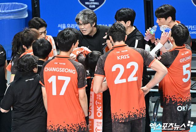 30일 오후 서울 장충체육관에서 열린 ‘도드람 2024-2025 V-리그’ 우리카드와 OK금융그룹의 경기, OK금융그룹 오기노 감독이 작전을 지시하고 있다. 엑스포츠뉴스 DB