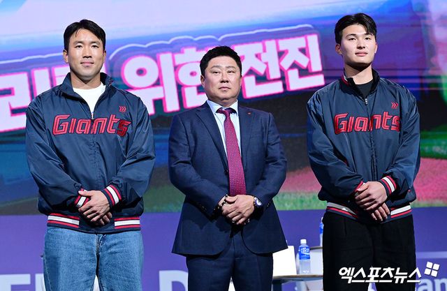 20일 오후 서울 송파구 롯데호텔 월드에서 열린 ‘2025 신한 SOL Bank KBO 미디어데이 & 팬페스트', 롯데 전준우, 김태형 감독, 윤동희가 포즈를 취하고 있다. 잠실, 김한준 기자