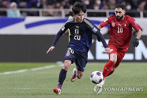 일본 축구대표팀은 20일(한국시간) 일본 사이타마에 위치한 사이타마 스타디움 2002에서 열린 바레인과의 2026 국제축구연맹(FIFA) 북중미 월드컵 아시아 지역 3차 예선 C조 7차전에서 후반 21분 가마다 다이치의 선제골과 후반 42분 구보 다케후사의 추가골에 힘입어 2-0 승리를 거뒀다. 이날 승리로 일본은 잔여 일정 결과와 상관 없이 최소 C조 2위를 확보하면서 월드컵 본선 진출 티켓을 거머쥐었다. 이로써 8회 연속 월드컵 본선 진출에 성공했을 뿐만 아니라 가장 먼저 2026 북중미 월드컵 본선행을 확정 지은 팀이 됐다. 연합뉴스