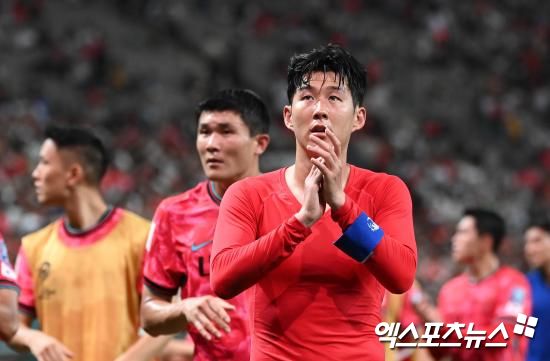 홍명보 감독이 이끄는 축구 국가대표팀이 20일 오후 8시 고양종합운동장에서 열리는 오만과의 2026 국제축구연맹(FIFA) 북중미 월드컵(캐나다-미국-멕시코 공동개최) 아시아지역 3차 예선 B조 7차전에 나설 선발 명단을 공개했다. 현재 대표팀은 4승2무(승점 14) 무패 행진을 달리며 조 선두를 달리고 있다. 2위 이라크(승점 11)보다 3점 앞서 있고, 3위 요르단(승점 9)과는 5점 차다. 엑스포츠뉴스DB