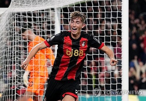 토트넘 홋스퍼 부주장 크리스티안 로메로가 다시 레알 마드리드 이적설에 휩싸였다. 스페인에서는 로메로 대신 다른 수비수들을 명단에 올렸지만, 영국에서는 토트넘과 재계약 협상이 이루어지지 않으면 스페인으로 떠날 수 있다고 보도하고 나섰다. 연합뉴스