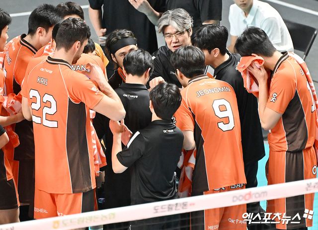 20일 오후 서울 장충체육관에서 열린 ‘도드람 2024-2025 V-리그’ 우리카드와 OK금융그룹의 경기, OK금융그룹 오기노 감독이 작전타임을 갖고 있다. 엑스포츠뉴스 DB