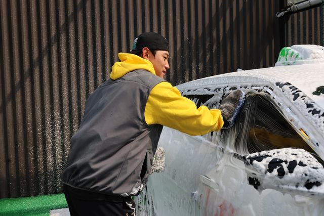 18일 오후 광주광역시에 위치한 한 세차장에서 KIA 타이거즈 선수들이 손세차 우승 공약을 이행했다. 국내 선수들은 물론이고 제임스 네일 등 외국인 선수들도 세차에 힘을 보탰다. KIA 타이거즈